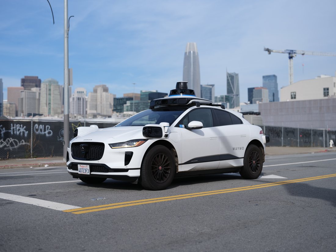 Une Jaguar I-Pace de Waymo, équipée de capteurs lidar sur le toit, à San Francisco
